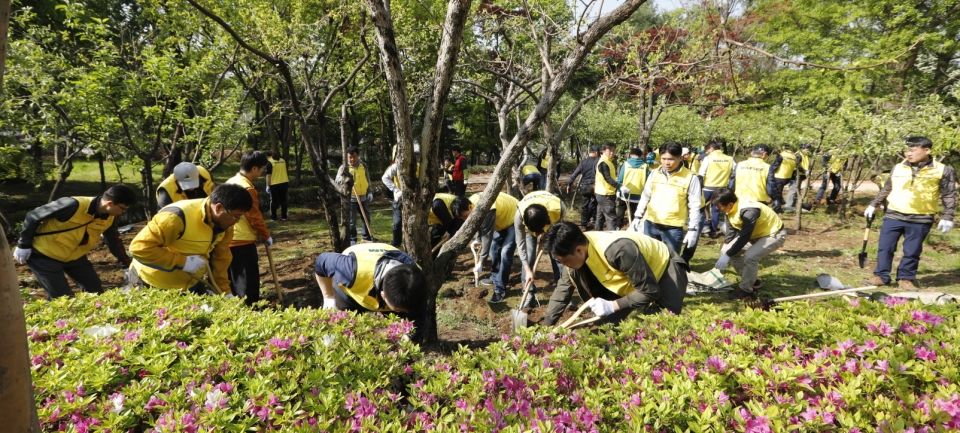 대림그룹 임직원과 가족들이 남산 야외식물원 유실수 단지에 거름을 주고 있다. (사진=대림그룹제공)