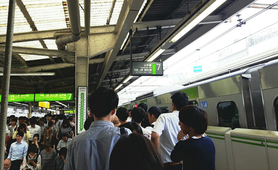 이용객들로 붐비는 JR야마노테선 전철 (사진=최지희 기자)