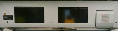 차량의 출입문 상단부의 운행 정보를 표시하는 화면 옆(사진에서 가장 오른편)에 CCTV가 설치된다  (출처: 동일본여객철도주식회사 보도자료)
