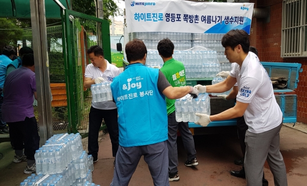 하이트진로 임직원들이 20일, 서울 영등포 쪽방촌 거주민 700세대에 생수 1만 4천여병을 직접 전달했다. (사진=하이트진로)