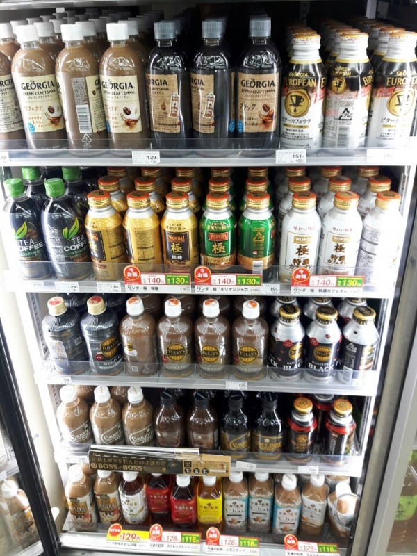 패밀리마트 시나가와 후토우(品川埠頭)점의 음료 냉장고 모습. 절반 이상이 패트병 커피로 진열되어 있다. (사진=최지희기자)<br>