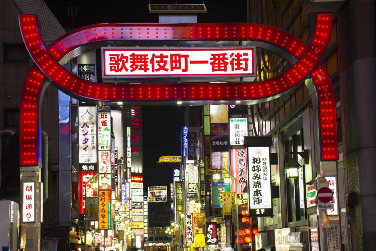 아시아 최대의 환락가로 불리는 도쿄 신주쿠의 가부키쵸. 휘황찬란한 술집이나 카페의 네온간판으로 뒤덮여있다. (사진=게티이미지뱅크)