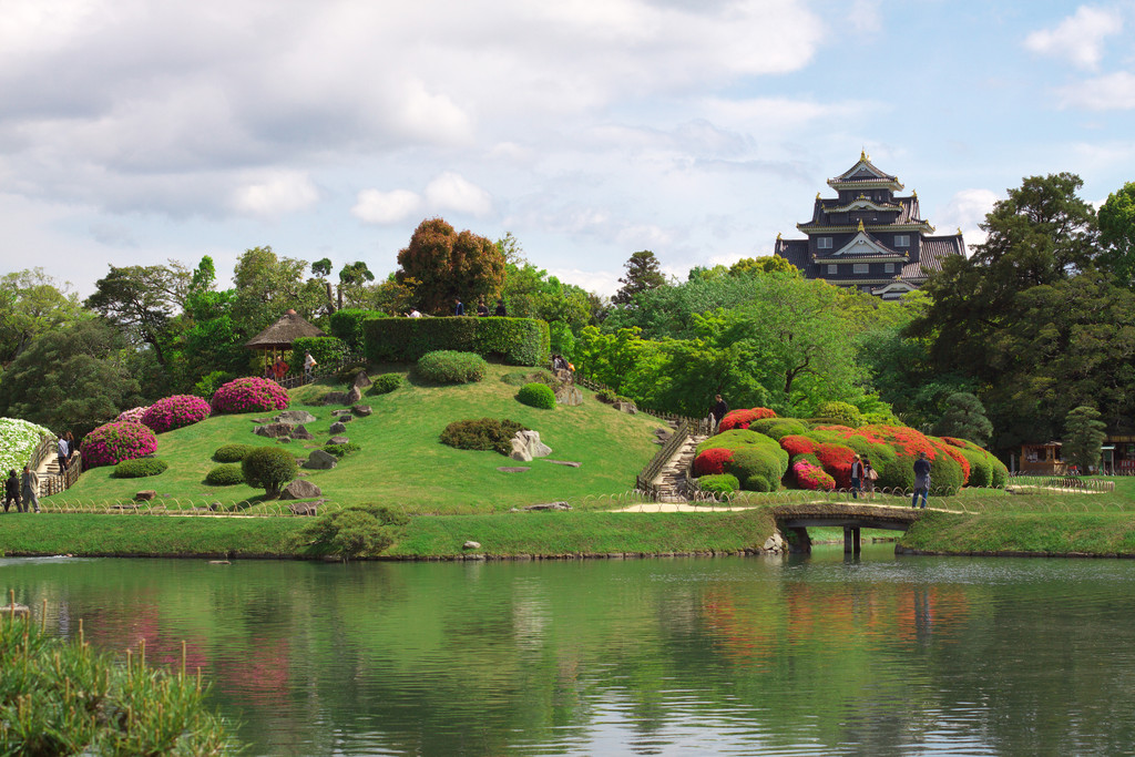 오카야마의 관광명소인 고라쿠엔(後楽園). 일본의 3대 정원 중 하나로 1687년 착공하여 1700년에 완공되었다. 총면적은 133,000m²으로, 도쿄돔의 약 3.5배 (사진=오카야마현 홈페이지)