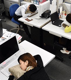 침구 메이커 니시카와 리빙의 직원들이 자사 제품인 ‘코네무리’를 베고 낮잠 시간을 갖는 모습 (출처: 니시카와 리빙 홈페이지)
