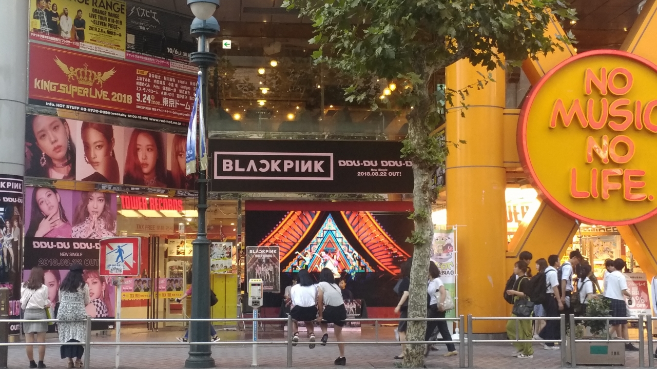 블랙핑크의 미니앨범 ‘스퀘어 업(SQURE UP)’의 일본발매에 맞춰 블랙핑크의 대형간판을 내건 ‘타워레코드’ 시부야점. 행인들이 블랙핑크의 뮤직비디오를 감상하고 있다. (사진=윤이나기자 ⓒ프레스맨)