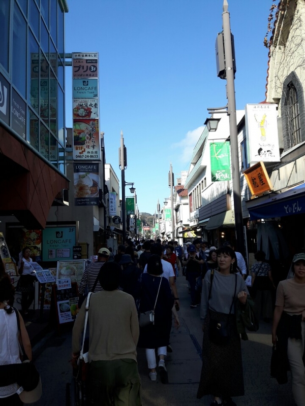 가마쿠라(鎌倉) 상점가 거리인 고마치도오리(小町通り). 인기 관광지인 가마쿠라는 여행 시즌 급증하는 관광객들로 지역 주민들의 통근·통학에 지장이 발생하고 있다. (사진=최지희기자ⓒ프레스맨)