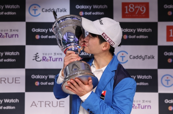 ‘2018 갤럭시 워치 골프 에디션 GTOUR 하반기 챔피언십’의 우승자 최민욱이 우승컵에 입을 맞추고 있다. (골프존제공)