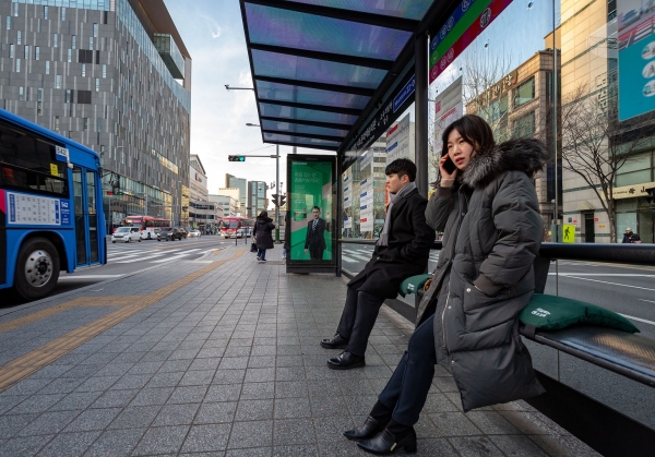 동국제약이 올해 2월 서울시내 주요 버스 정류장과, 전국 1000여개 약국에 방석 설치하고 있다. 동국제약의 버스정류장 방석 (동국제약제공)