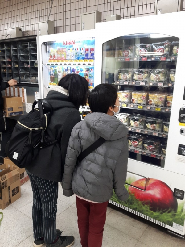 도쿄 메트로 부도심선 이케부쿠로(池袋)역 개찰구 안의 사과 자판기. 지나가는 아이들이 신기한 듯 쳐다봤다. (사진=최지희기자)
