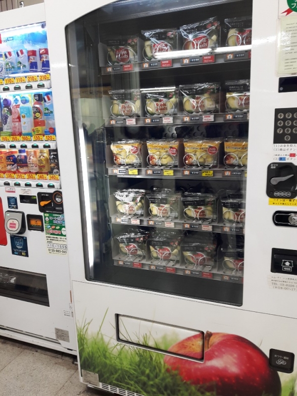 이케부쿠로 역의 ‘애플 스위츠’ 자판기에는 ‘껍질 없는 사과’, ‘껍질 있는 사과’, ‘꿀＆사과’, ‘캐러멜＆사과’의 네 종류의 조각 사과가 진열되어 있다. (사진=최지희기자)