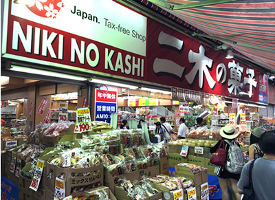 도쿄 우에노 아메요코 시장에 위치한 과자 전문점인 니키노카시 제1영업소 (이미지: 니키노카시 홈페이지)<br>