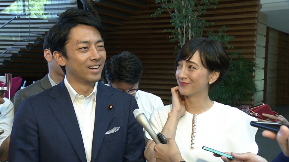 7일 오후 총리관저에서 결혼 보고 회견을 갖고 있는 고이즈미 신지로와 다키가와 크리스텔(이미지: FNN 뉴스 화면 캡쳐)