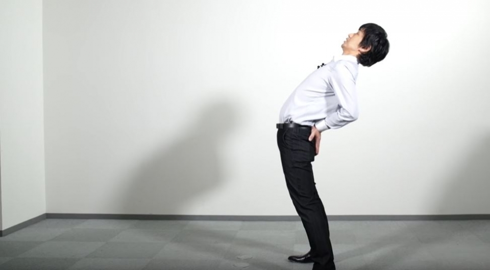 마쓰히라 교수는 간단한 스트레칭 동작만으로도 요통을 극복할 수 있다고 설명한다. 허리 스트레칭에 좋은 자세를 직접 시연하고 있다. (이미지: 마쓰히라 고 유튜브 화면 캡쳐)