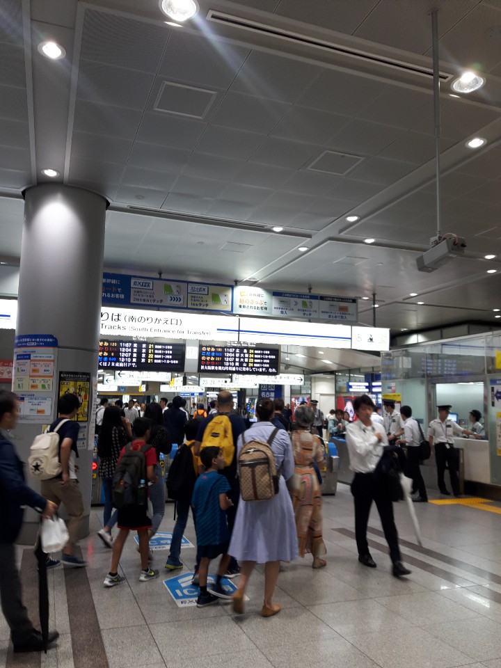주말의 도쿄(東京) 시나가와(品川)역 신칸센 탑승 개찰구에 이용객들이 몰려 있다.(이미지: 최지희 기자)