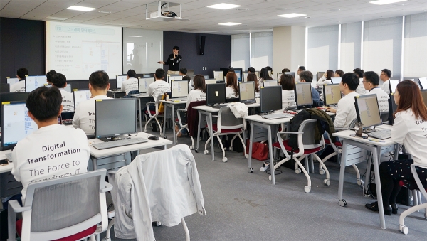하나금융그룹 임직원들이 인천 청라에 위치한 하나글로벌캠퍼스에서 스크래치를 활용한 코딩교육을 받고 있다.(하나금융그룹 제공)