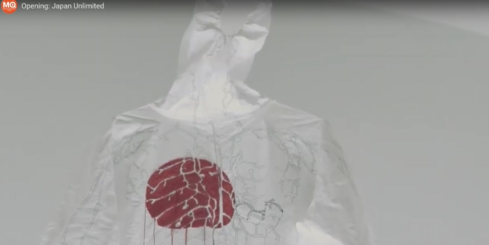 방사선 방호복에 일장기 형태로 떠다니던 피가 떨어지는 모습을 형상화해 후쿠시마 제1원전사고를 비판한 오브제가 오스트리아 빈에서 열린 ‘재팬 언리미티드’ 전시회에 전시되어 있다. (이미지:  Museumsquartier 홈페이지)