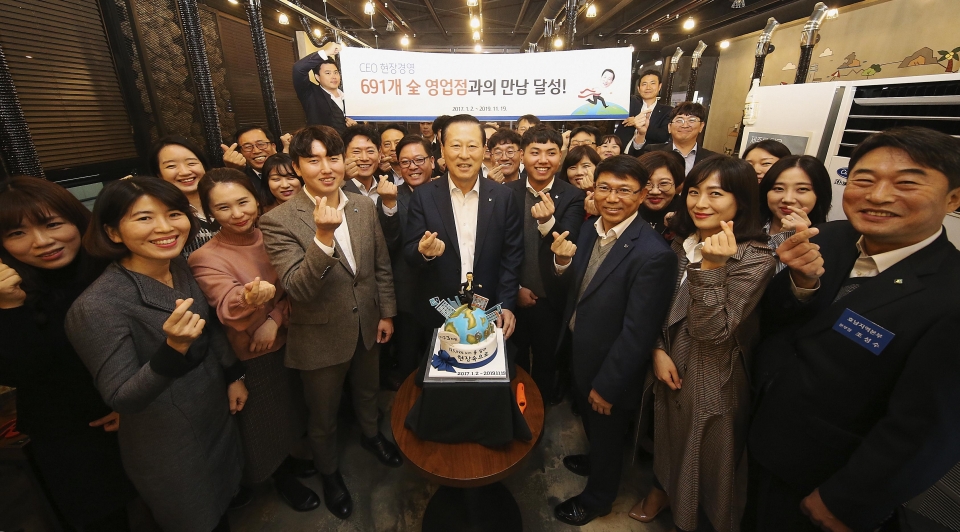 사진은 지난 19일 김도진 IBK기업은행장이 군산지역 지점 직원들과 함께 기념사진을 찍고 있는 모습.(IBK기업은행 제공)