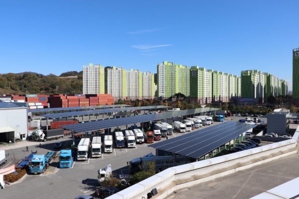 ‘SK내트럭하우스 부산신항사업소’에 구축된 태양광 발전 설비(SK에너지 제공)