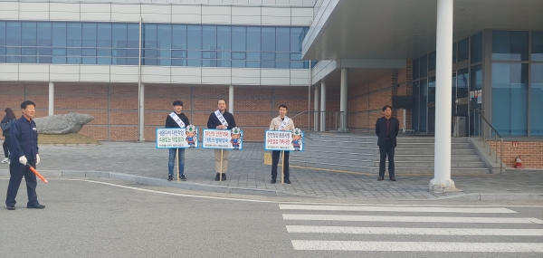 한국콜마 세종공장, 안전캠페인 캠페인은 매주 화, 목요일 오전 출근시간에 공장 출입문 앞에서 진행하고 있다.(한국콜마 제공)