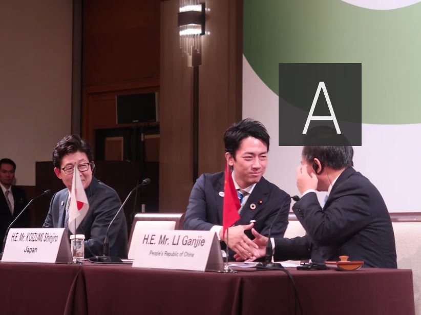 지난 11월 후쿠오카 현 기타규슈 시에서 열린 제21회 한중일환경장관회의에 참석한 고이즈미 환경상(가운데)
