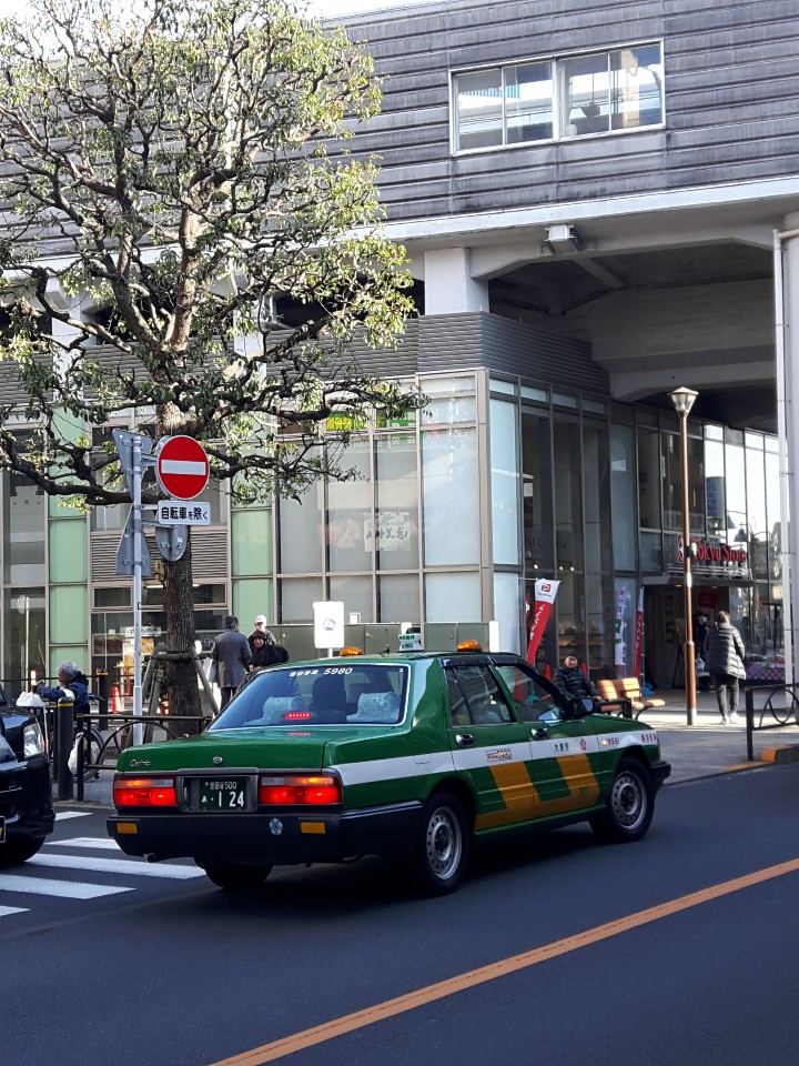 도쿄 도내를 달리는 택시의 모습. 후생노동성의 조사 결과 남성 택시 운전 기사의 평균 연령은 60.1세로 전 직종 가운데 가장 높은 것으로 드러났다. (사진=최지희기자)