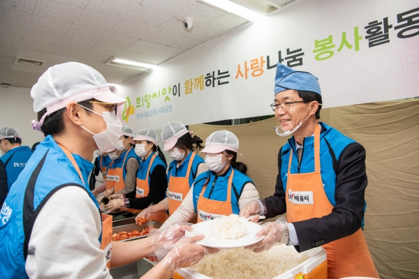 방문규(오른쪽 첫번째) 수출입은행장이 설명절을 앞두고 21일 오후 서울역 인근 무료급식소 ‘따스한 채움터’에서 배식 봉사활동을 하고 있다. (한국수출입은행 제공)
