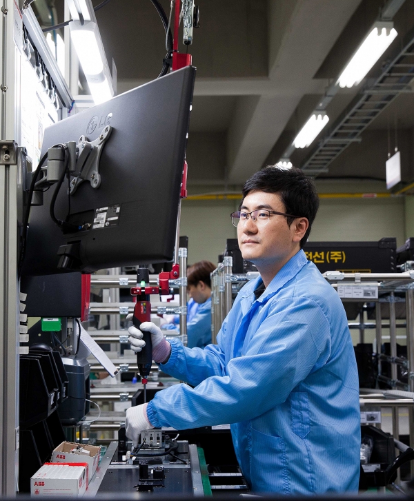 LS EV 코리아 한국 사업장에 근무하는 직원이 ESS용 부품을 조립하고 있다.(LS전선 제공)