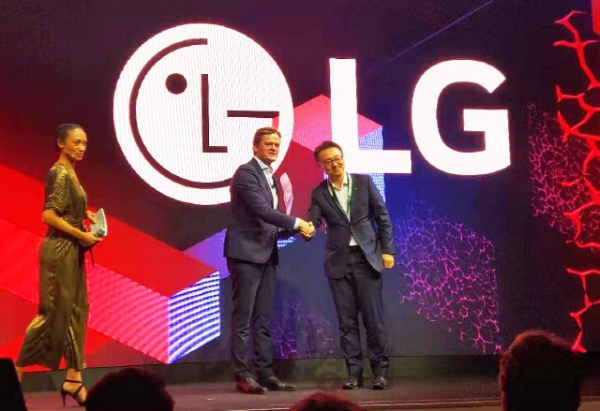 은석현(오른쪽) LG전자 VS스마트사업부장(전무)이 다임러어워드 2020에서 '영감' 부문을 수상한 후 다임러 관계자와 악수를 하고 있다.(LG전자 제공)