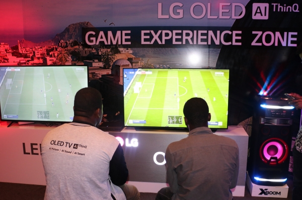 LG전자가 지난 주말 나이지리아 라고스 지역에서 LG 올레드 TV 게이밍 챌린지를 열었다. 행사장을 찾은 관람객들이 LG 올레드 TV 체험 공간에서 게임을 즐기고 있다. (LG전자 제공)
