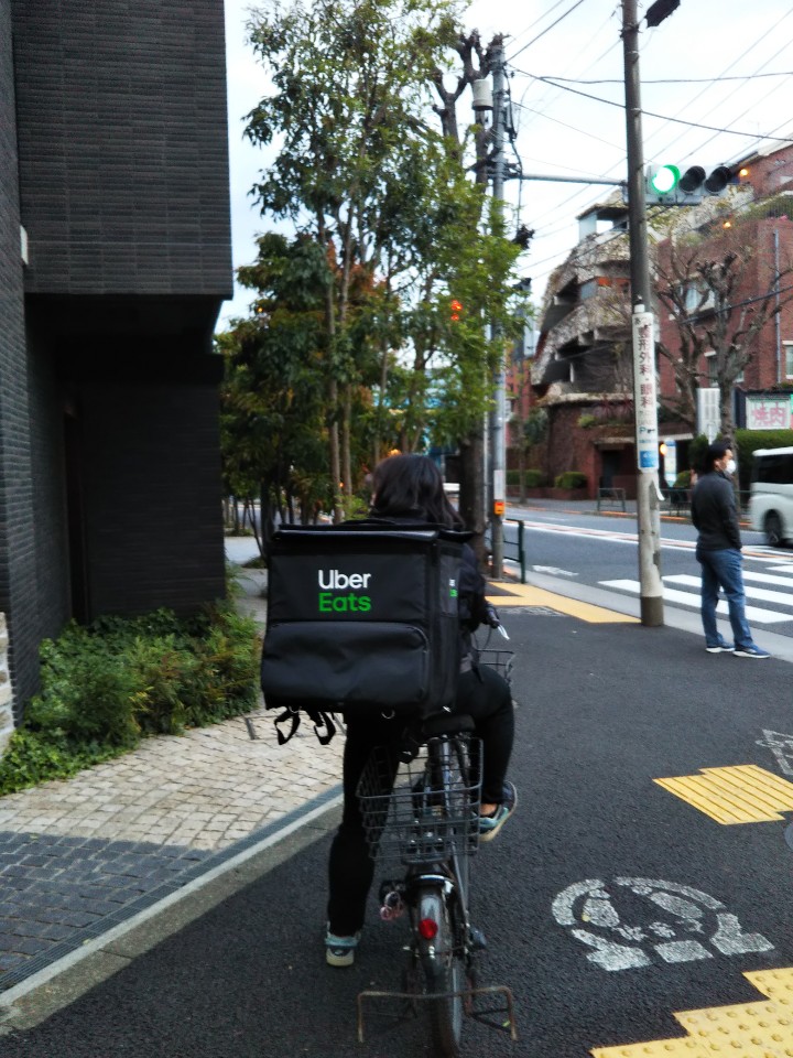 도쿄 메구로구의 우버이츠 배달원. 코로나19 확산 방지를 위한 긴급사태선언 발표 후 이전 보다 자주 우버이츠 배달 자전거의 모습을 발견하게 된다.