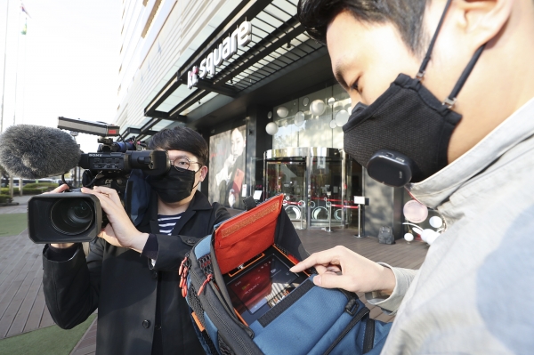 KT는 SBS와 함께 4.15 21대 국회의원 총선거방송에서 5G 네트워크를 사용해 끊김 없는 프리미엄 생중계를 진행한다고 14일 밝혔다. 서울 광화문 일대에서 KT 직원들이 5G 생중계 장비를 최종 점검하고 있다. (KT 제공)