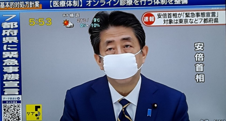 지난 7일, ‘아베 마스크’를 낀 채 도쿄도 등 7개 도도부현에 긴급사태선언을 발표하는 아베 총리(이미지: NHK 뉴스 화면 캡쳐)