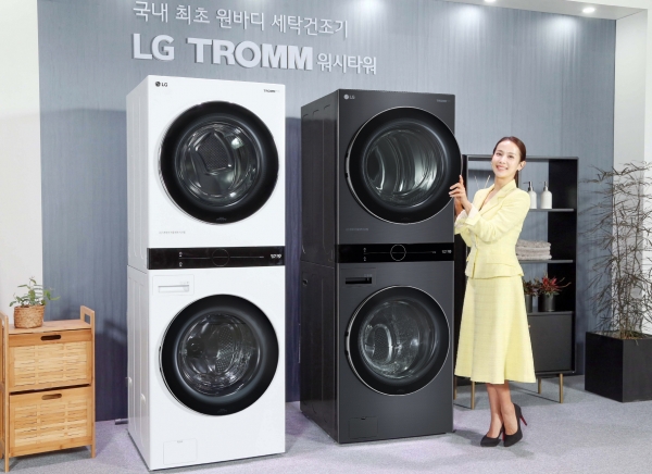 LG전자가 23일 일체형 디자인의 원바디(One Body) 세탁건조기 'LG 트롬 워시타워'를 출시하며 새로운 의류관리문화를 제시한다. 배우 조여정씨가 LG 트롬 워시타워를 소개하고 있다. (LG전자 제공)