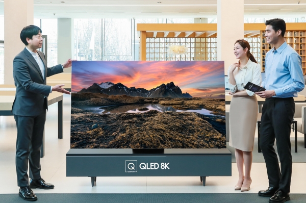 판매 상담사가 삼성디지털프라자 삼성대치점에서 2020년형 삼성 QLED TV를 소개하고 있다. (삼성전자 제공)