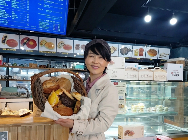 전주비빔빵 장윤영 대표가 친환경 우리밀로 만든 빵을 선보이고 있다. (SK이노베이션 제공)