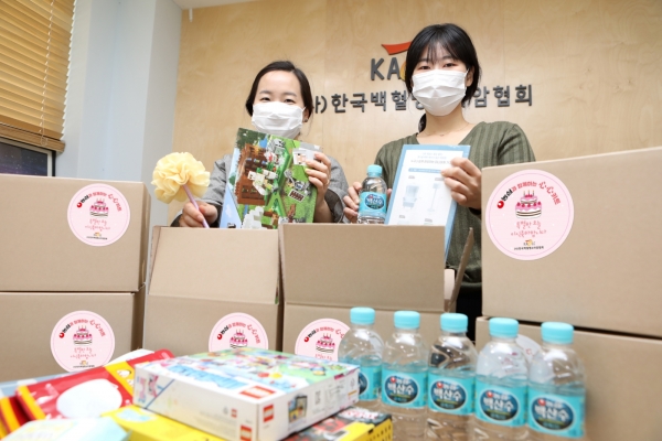 한국백혈병소아암협회 직원들이 농심 심심키트를 포장하고 있다. (농심 제공)