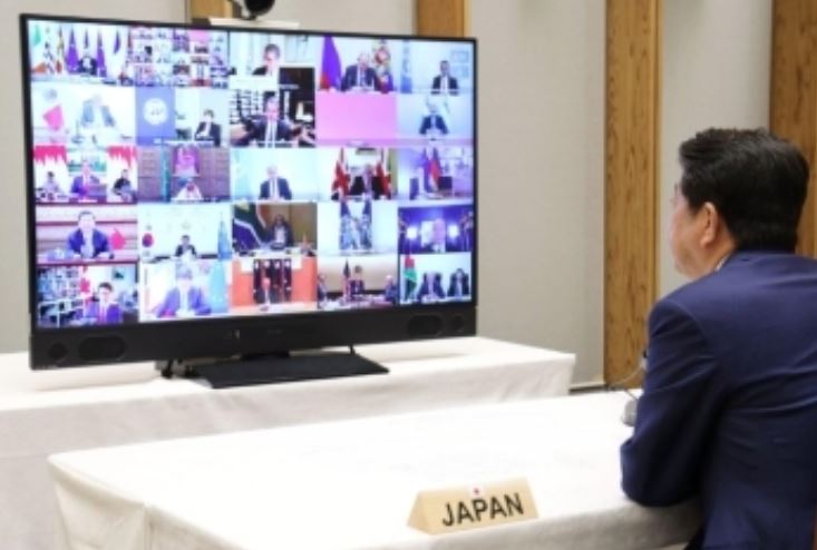 3월 26일 G20 화상정상회의에 출석한 아베신조 총리 (이미지: 일본 외무성 사이트)