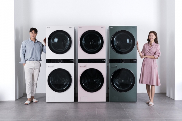LG전자가 지난달 말 출시한 원바디 세탁건조기 ‘트롬 워시타워’가 출시 3주만에 판매량 1만대를 넘어섰다. 모델들이 트롬 워시타워의 새로운 색상 3종을 소개하고 있다. 왼쪽부터 샌드 베이지, 코랄 핑크, 포레스트 그린 (LG전자 제공)