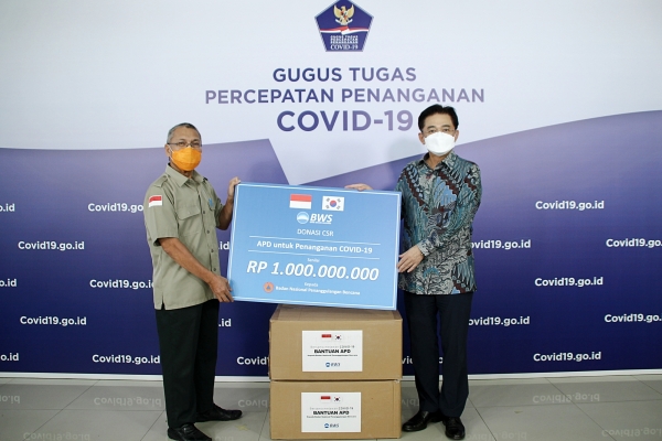 우리소다라은행은 인도네시아 자카르타의 국가재난방지청에 방호복 5,000벌을 기부했다. 최정훈 우리소다라은행 법인장(사진 오른쪽)과 인도네시아 국가재난방지청 이브누(Ibnu)국장이 기념촬영을 하고 있다. (우리은행 제