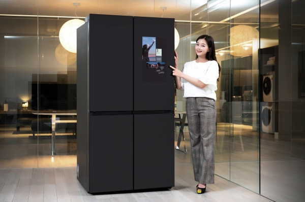 삼성전자 모델이 수원 삼성전자 디지털시티 프리미엄하우스에서  패밀리허브가 적용된 비스포크 냉장고 신제품을 소개하고 있다. (삼성전자 제공)