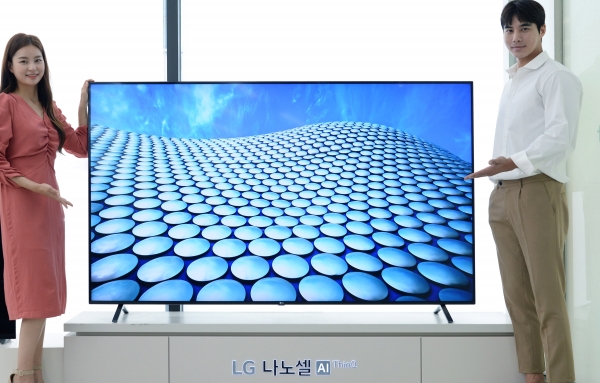 LG전자가 65형 화면에 8K 해상도를 구현한 나노셀 TV 신제품 2종을 출시한다. LG 나노셀 TV는 약 1나노미터 크기 입자를 활용해 색 표현력을 높이는 기술이 적용됐다. 모델들이 나노셀 TV를 소개하고 있다. (LG전자 제공)