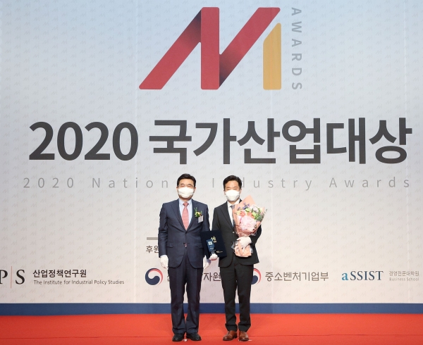 한국맥도날드가 2020 국가산업대상 고용친화 부문에서 수상을 했다. 한국맥도날드 양형근 이사(오른쪽)와 산업정책연구원 박기찬 원장(왼쪽)이 시상식에서 기념 촬영을 하고 있는 모습 (한국맥도날드 제공)
