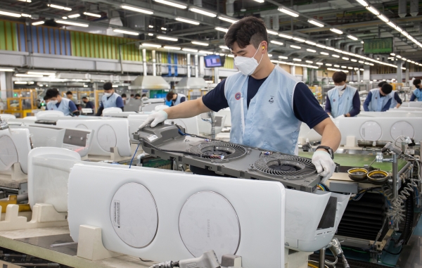 광주광역시 광산구 하남산단 6번로에 위치한 삼성전자 광주사업장에서 직원들이 ‘무풍에어컨’을 생산하고 있다. (삼성전자 제공)