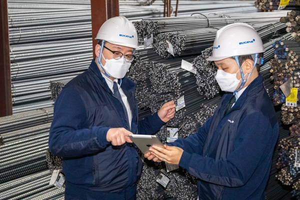 유진기업의 직원들이 중소 협력사에서 철근 제품의 품질을 검수하고 있다. (유진기업 제공)
