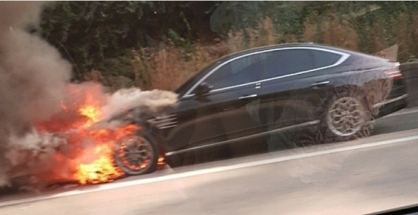 현대차 제네시스 G80이 불에 타고 있다.(사진=유튜브 화면 캡처)