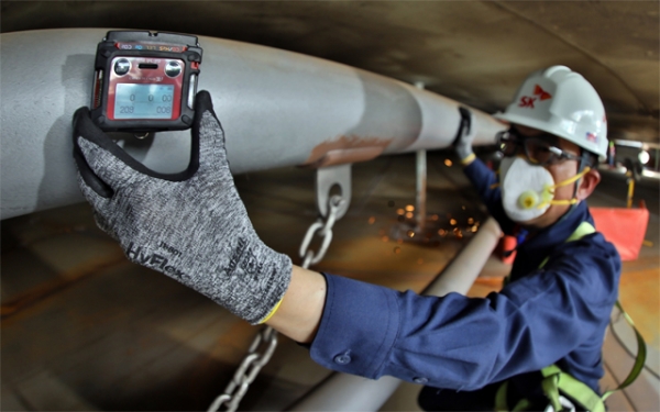 SK에너지 직원이 울산 CLX 내 밀폐 공간에 '밀폐공간 가스 감지 시스템'을 설치하고 있다.(사진=SK에너지)