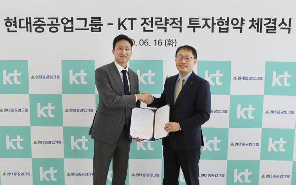 KT 구현모 대표(오른쪽)와 현대중공업지주 정기선 경영지원실장이 16일 전략적 투자 협약을 체결한 후 기념촬영을 하고 있다.(사진=KT)