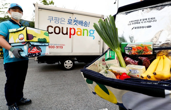 재활용 가능한 보냉백을 활용해 배송 쓰레기를 없애고 있는 쿠팡의 신선식품 배송 서비스 '로켓프레시' (쿠팡 제공)