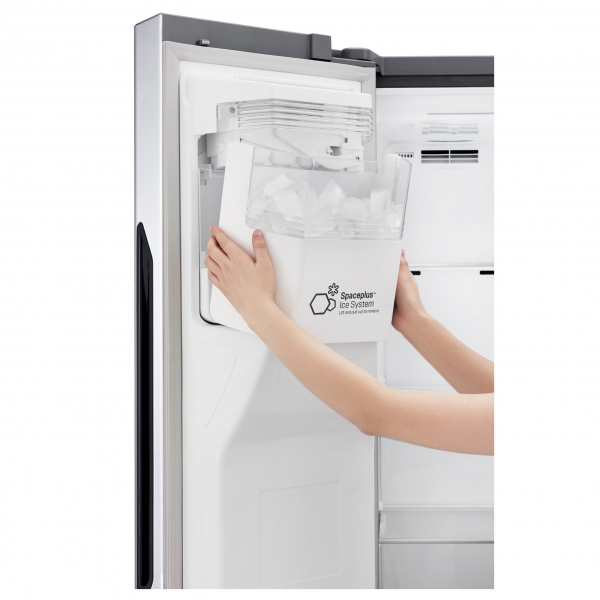 LG전자 양문형 냉장고의 도어 제빙.(사진=LG전자)