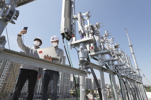 KT 직원들이 경기도 파주산업단지의 상용망에 구축된 5G 단독모드(SA) 네트워크를 시험하고 있다. (KT 제공)